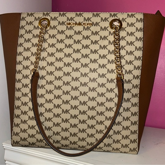 Michael Kors Handbags - BNWT Michael Kors Tote